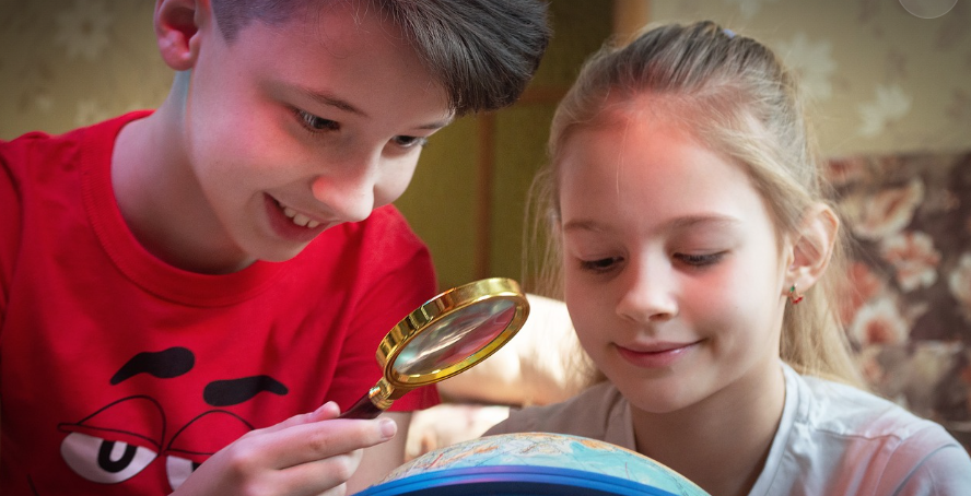 아이들이 돋보기를 이용하여 지구본의 지역을 찾고 있는 사진으로 호기심과 관심을 가지는 것이 중요하다는 것을 보여주는 것 같습니다..출처는 픽사베이 입니다