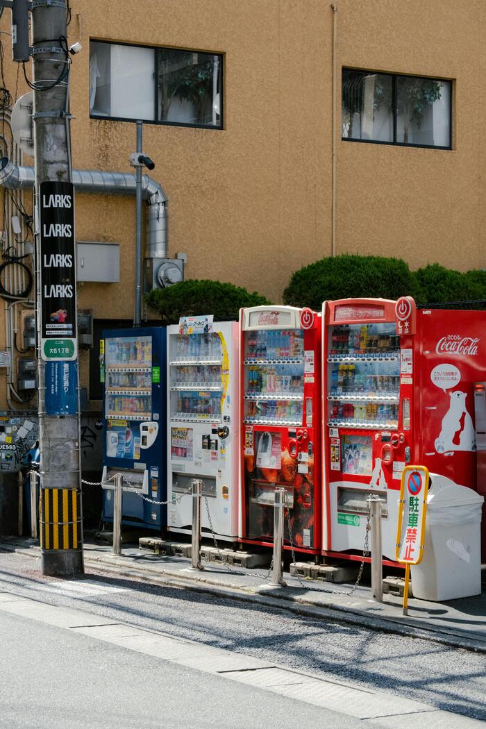 후쿠오카 거리 한켠에 늘어선 자동판매기 자판기들 모습, 일에서 훈하 볼 수 있는 일상적인 풍경