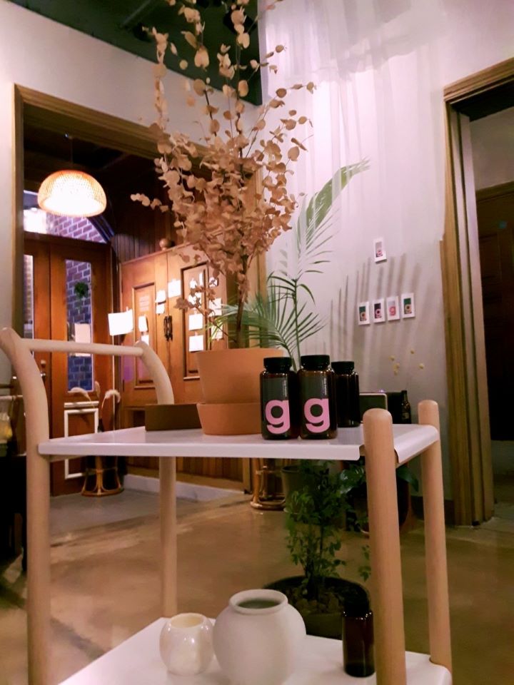 트레이-위에-작은화분-소품으로-장식한-사진