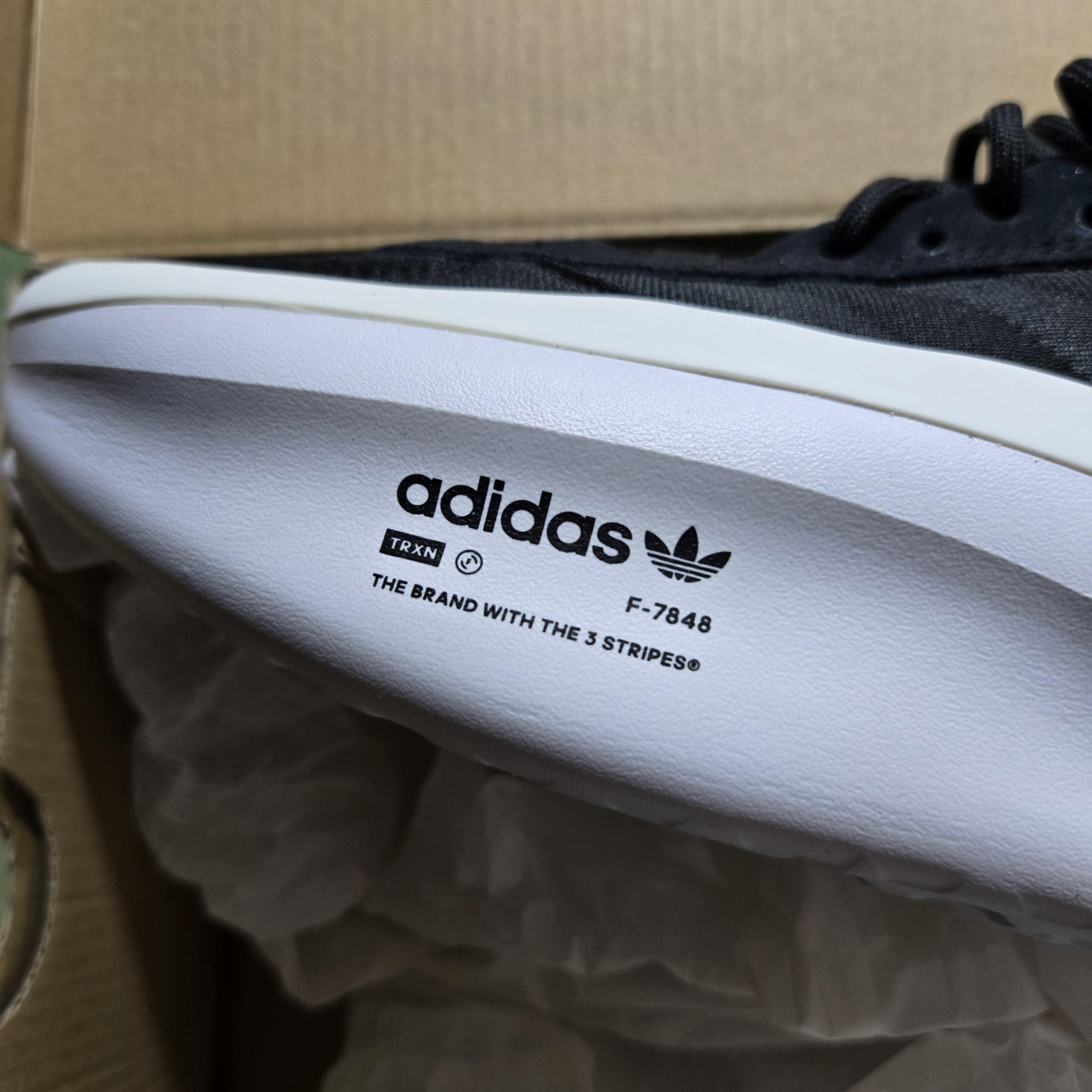 아디다스 오리지널스 아디폼 TRXN 코어 랙 바같 측면 아디다스 로고