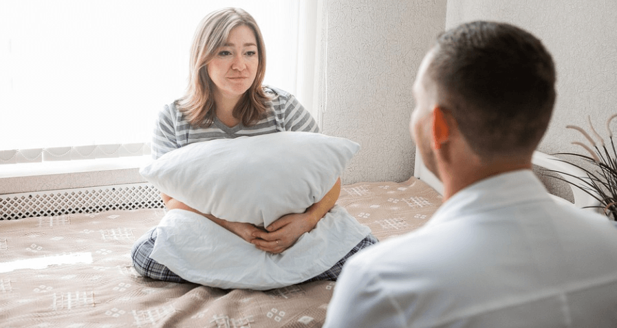 마그네슘 부족증상을 남자에게 상담 받고 있는 여자