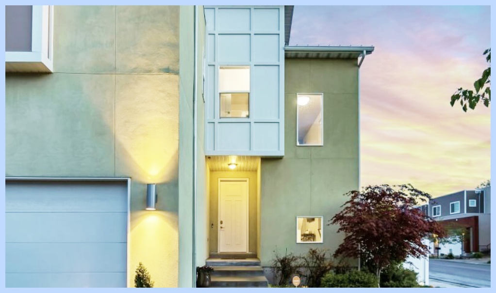 조명 켜진 현관문 앞