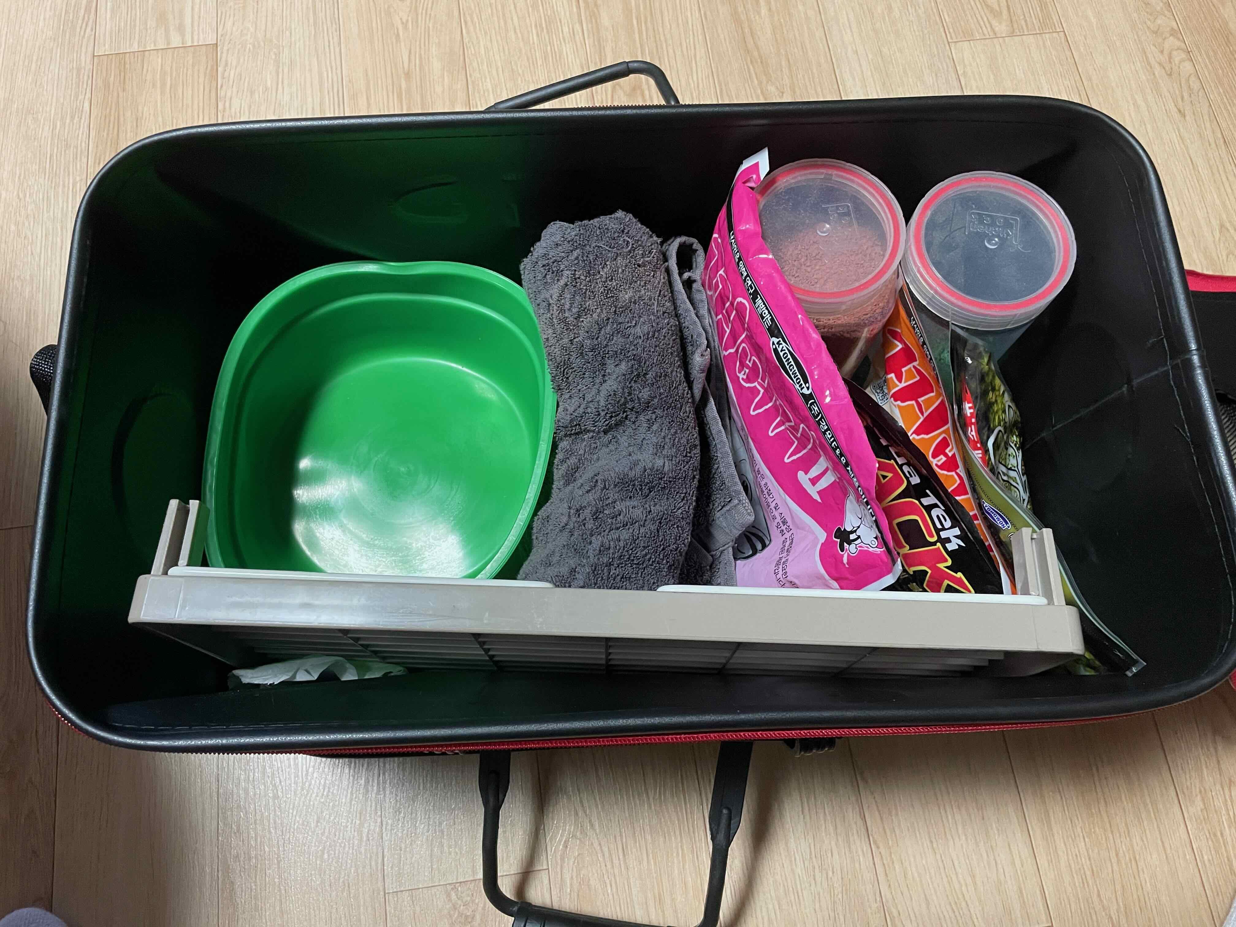 SRF 낚시가방 수납 모습 떡밥과 그릇 기타 용품을 넣어도 충분한 공간의 모습