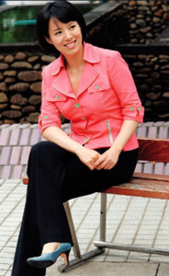 앵커시절의 김은혜 의자에 앉아서 다리 꼬고 있는 모습