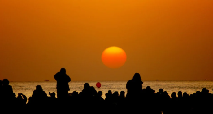 새해에 해돋이를 위해 모여든 사람들의 모습