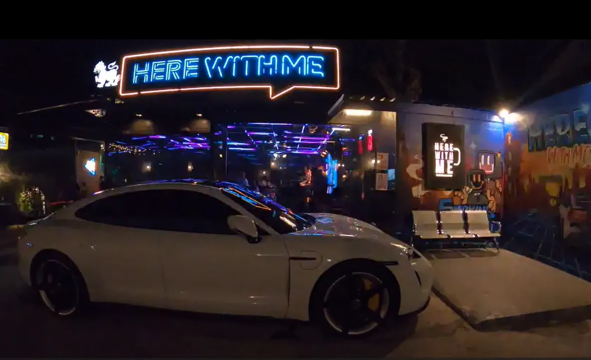 치앙마이 님만해민의 네온 감성 바 HERE WITH ME