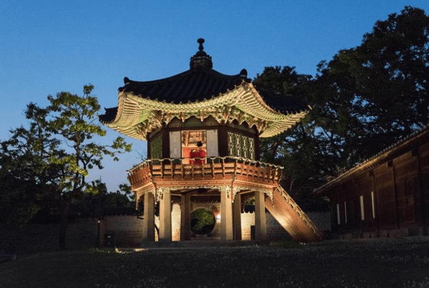 창덕궁-야간-상량정-상량정에앉아있는남자