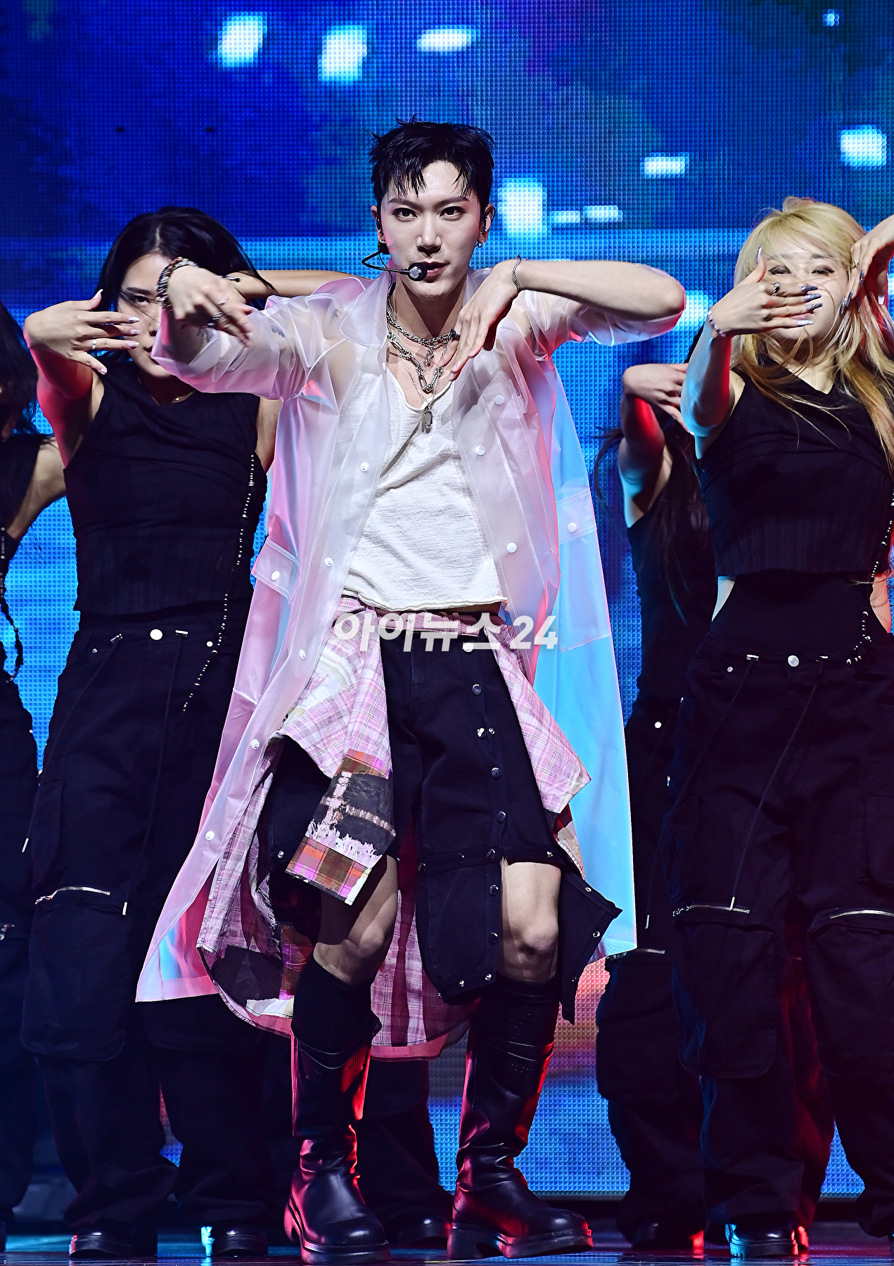 NCT 텐이 13일 오후 서울 광진구 예스24 라이브홀에서 첫 미니앨범 &#39;TEN&#39; 발매 기념 쇼케이스에서 무대를 선보이고 있다. [사진=곽영래 기자]