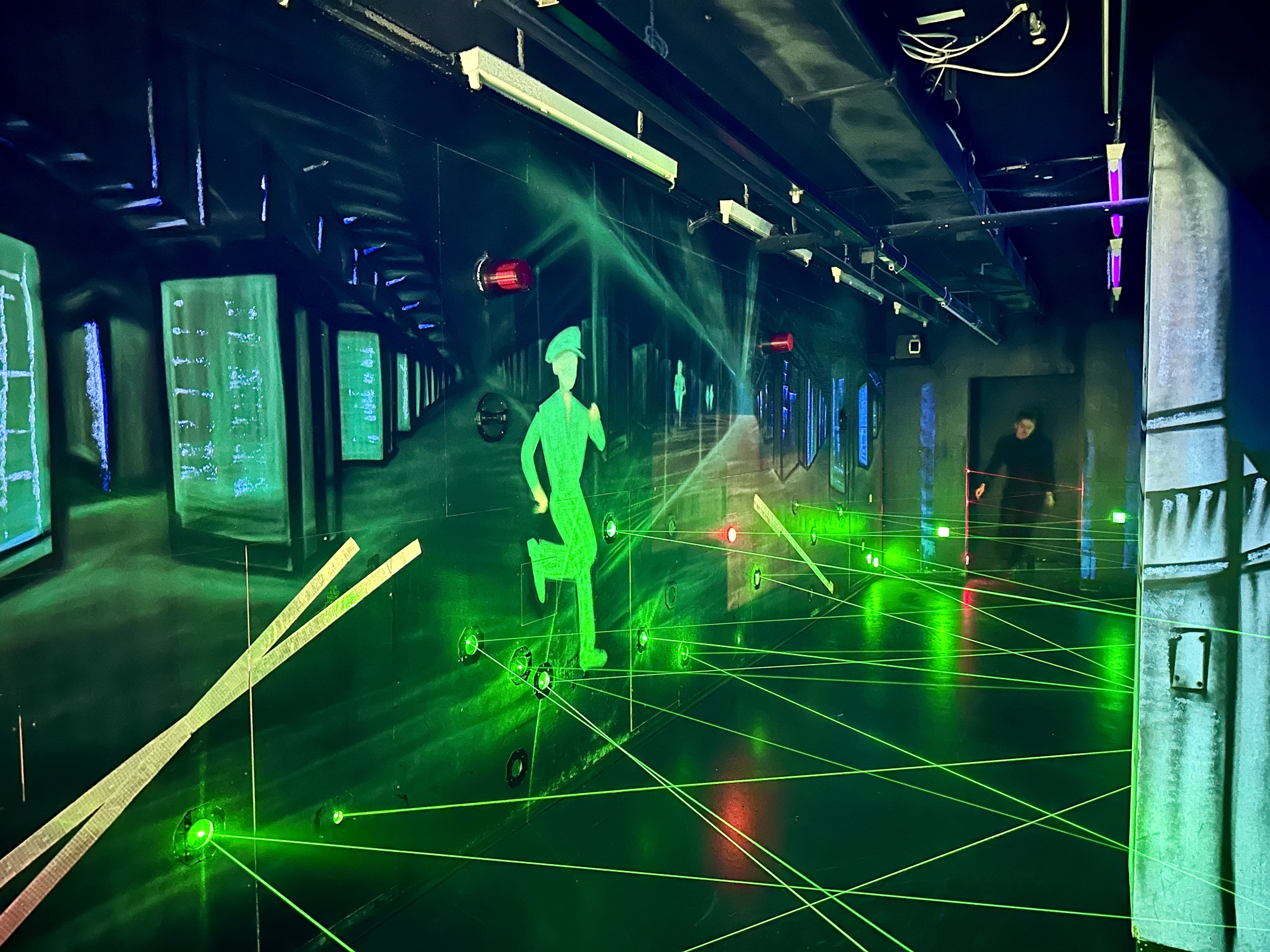 스파이처럼 선들 피해서 지나오기