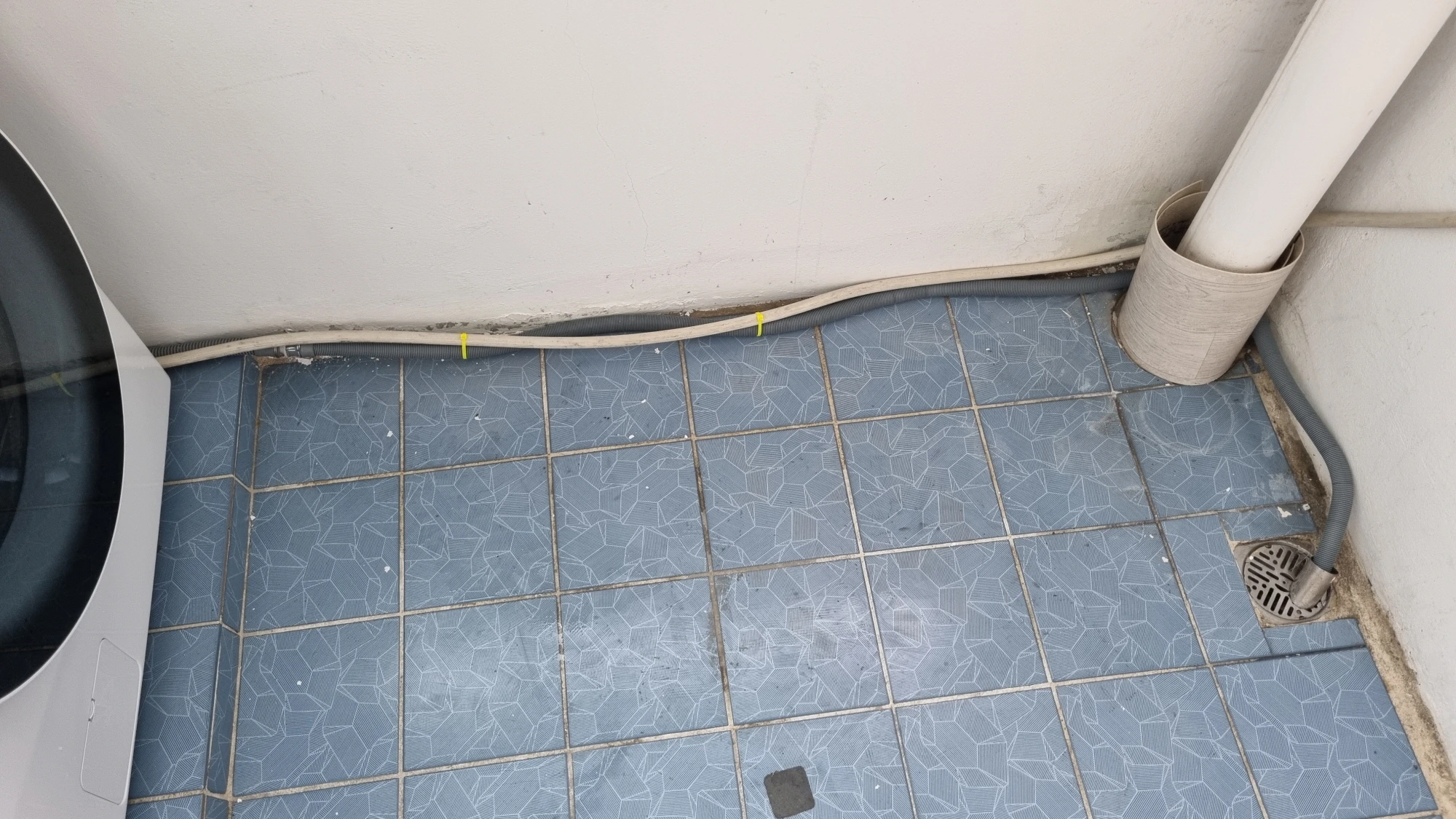 세탁기 배수관 배수 호스 연결 완료 모습