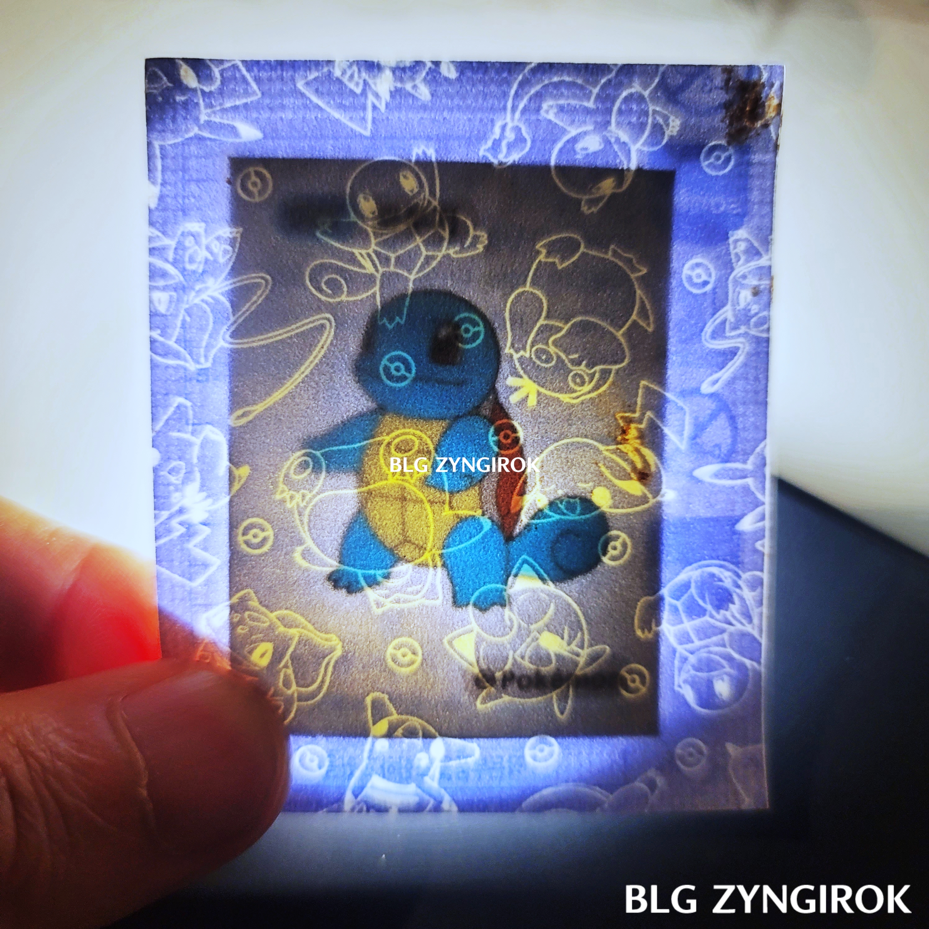 띠부띠부씰-꼬부기를-들고있다.