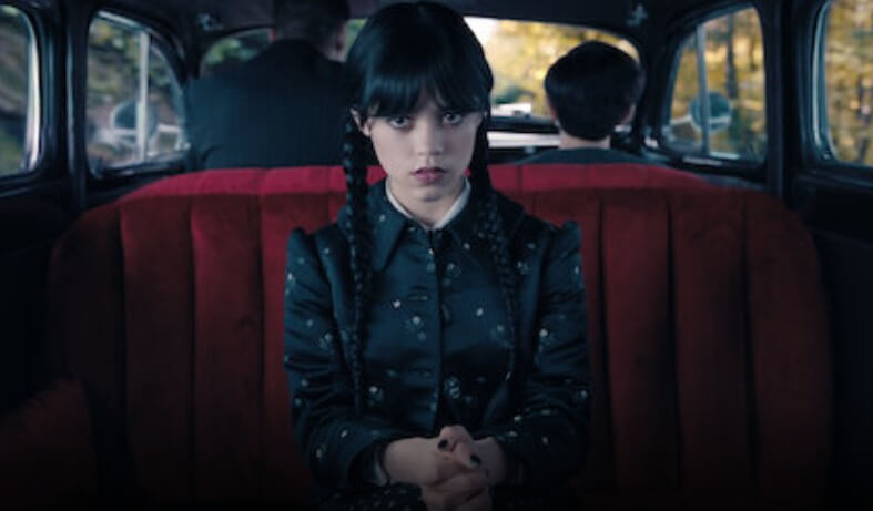 학교로 가는 차 안 앉아 있는 웬즈데이