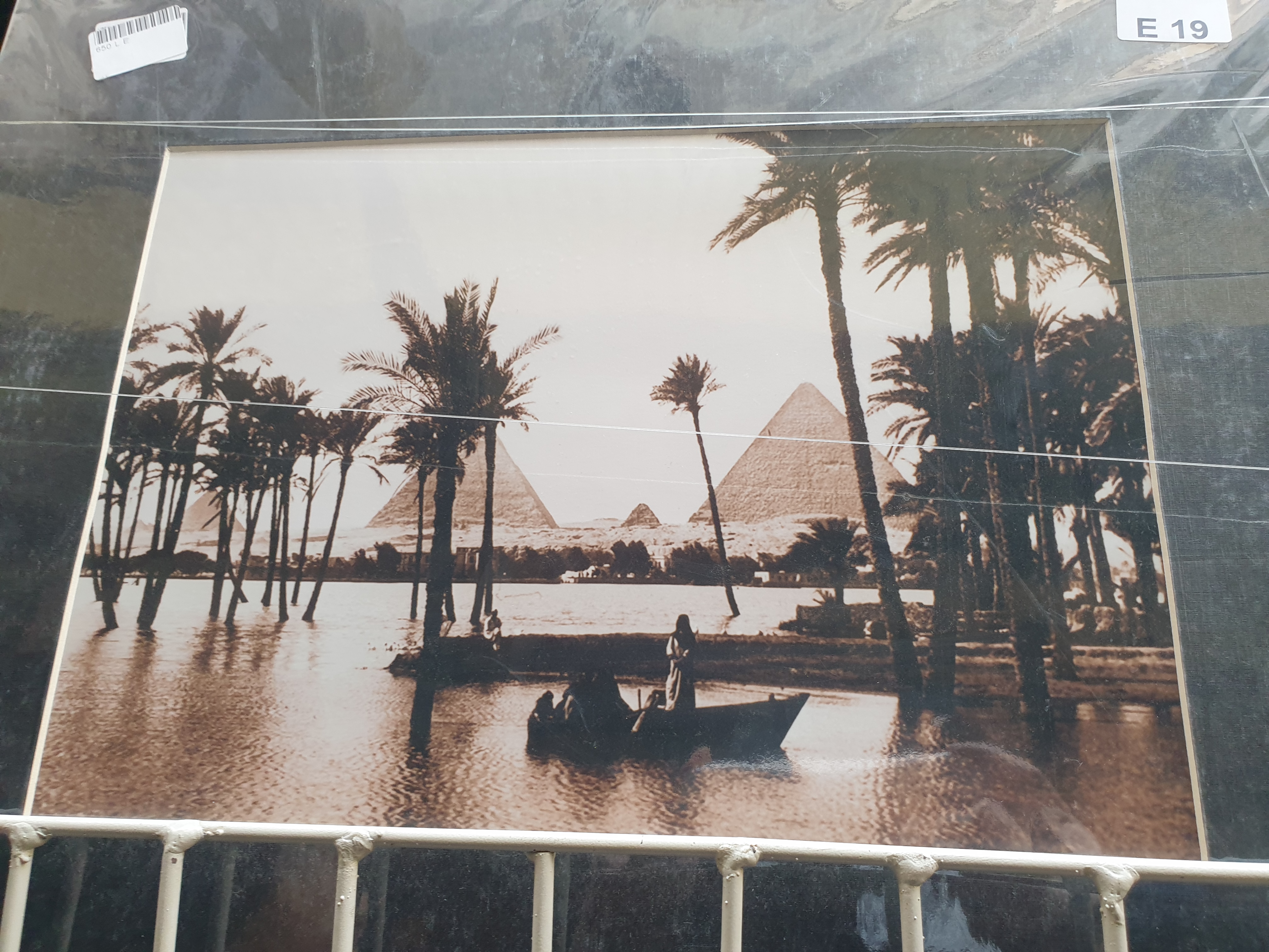 고대 피라미드 앞에 나일강 흐르는 모습의 사진