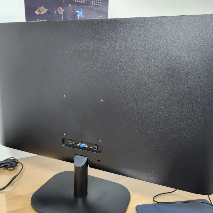 알파스캔 27인치 AOC 모니터 조립. 받침대만 끼워주면 조립 끝