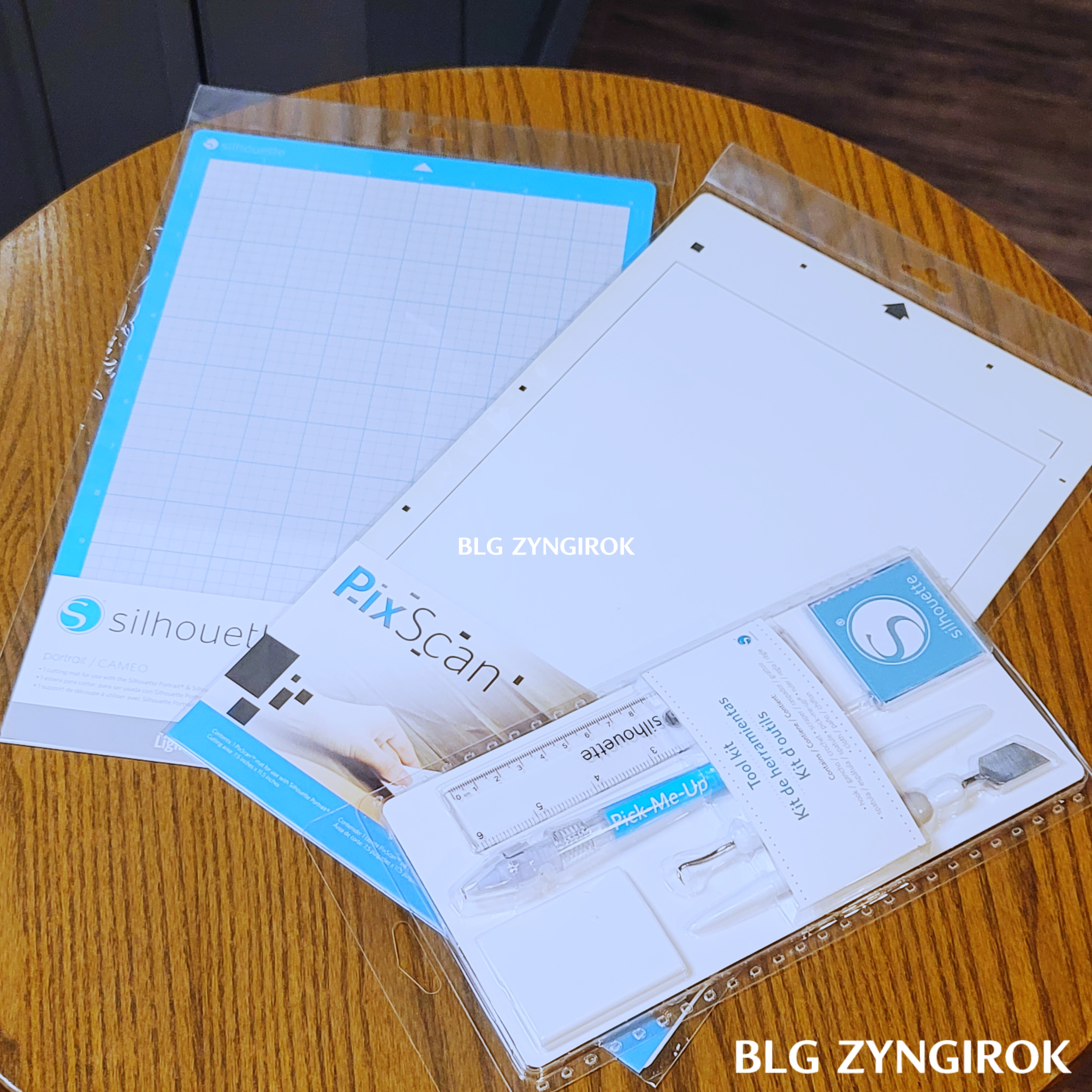 구입한-추가구성품들을-테이블-위에-올려놓은-모습이다.