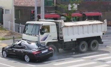 트럭과 차량이 부딪혀서 사고가 난 모습