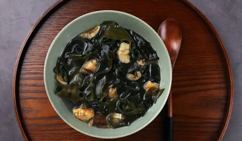 북어채를 넣어 끓인 미역국 이미지.