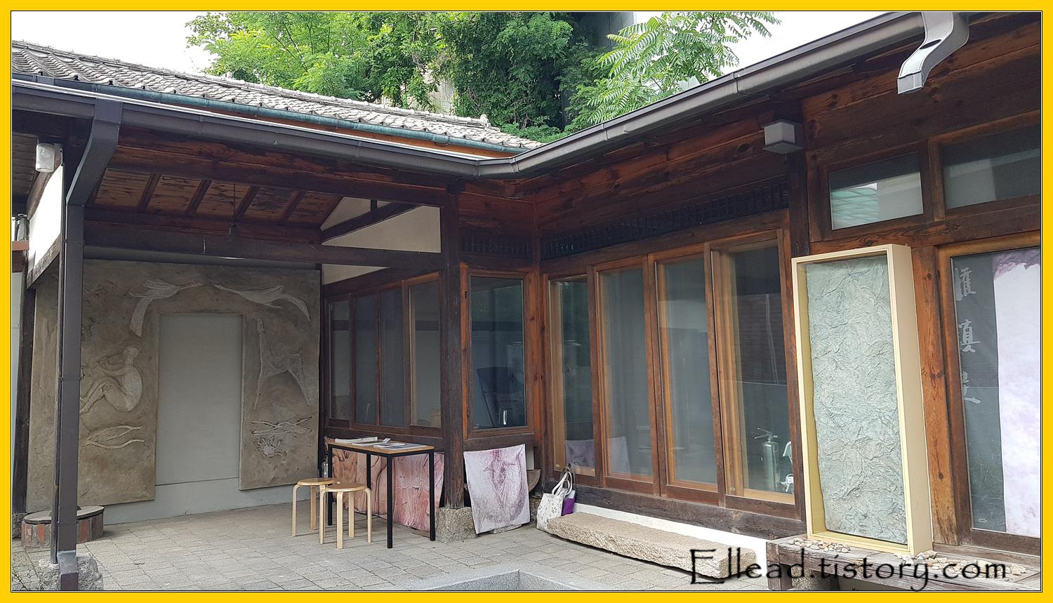 대문을 열고 들어서니 허름한 집 구조가 눈에 들어온다.