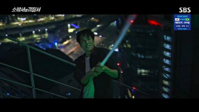 헬기를 타고 도망치려는 마태화를 소화전을 이용하여 저지하고 있는 진호개의 모습입니다.