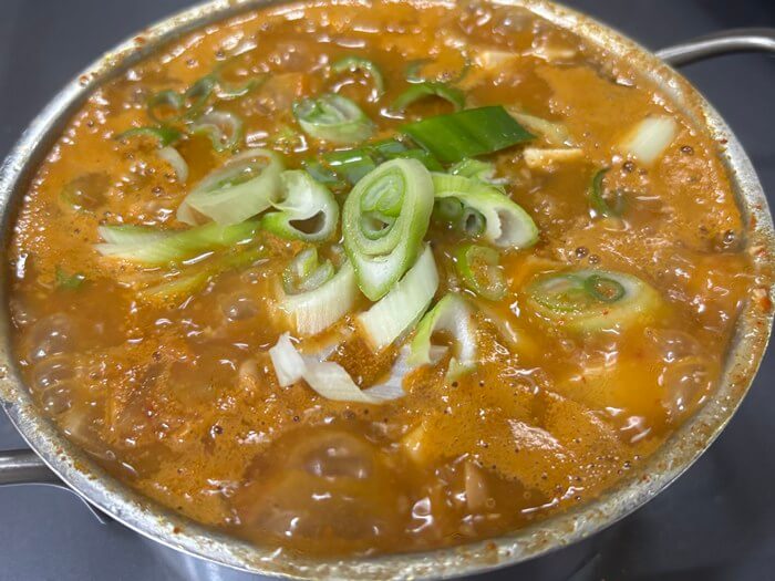 청국장찌개에 파 넣은 사진