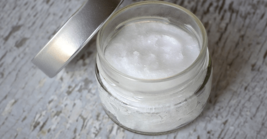 유리병에 담겨 있는 코코넛 오일