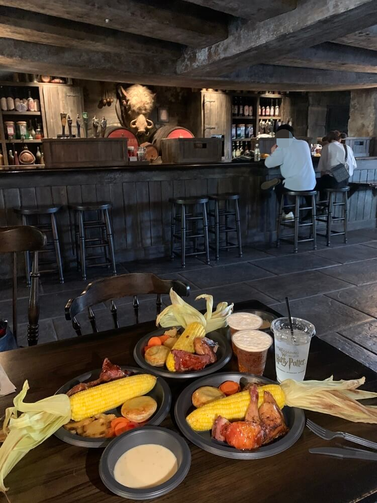 Three Broomsticks 안쪽 자리에서 플래시 터트린 사진