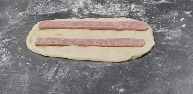반죽 위 소시지 놓기