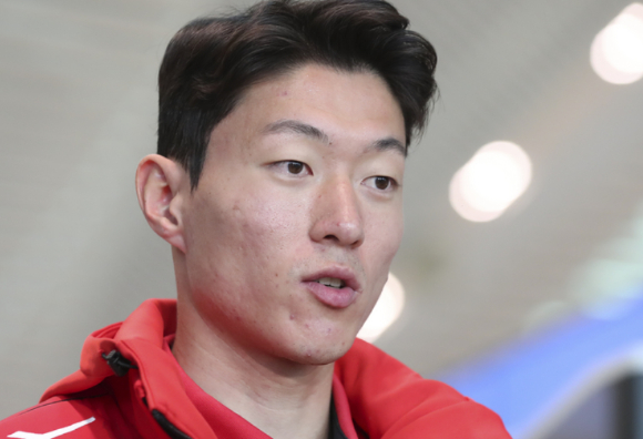 사진은 2023년 2월 6일 6년 만에 K리그로 복귀하는 황의조가 인천국제공항 제2여객터미널 출국장 앞에서 기자 질문에 답하고 있는 모습. [사진=뉴시스]