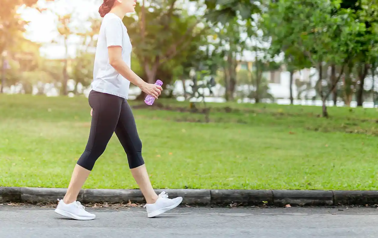 공원-걷기운동-하는-여자