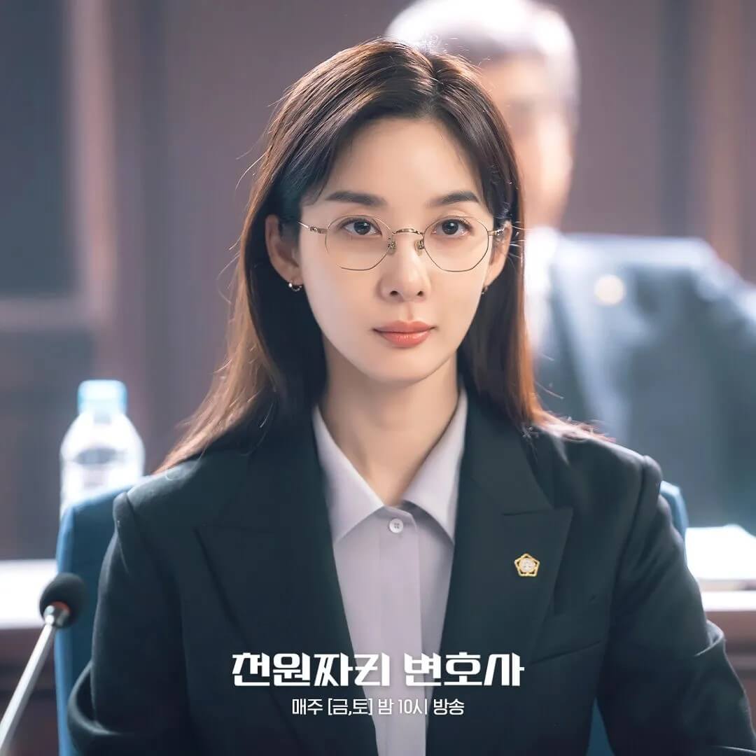 드라마 천원짜리 변호사 이청아 대표 홍보 포스터 입니다. 이주영 역을 맡았습니다.