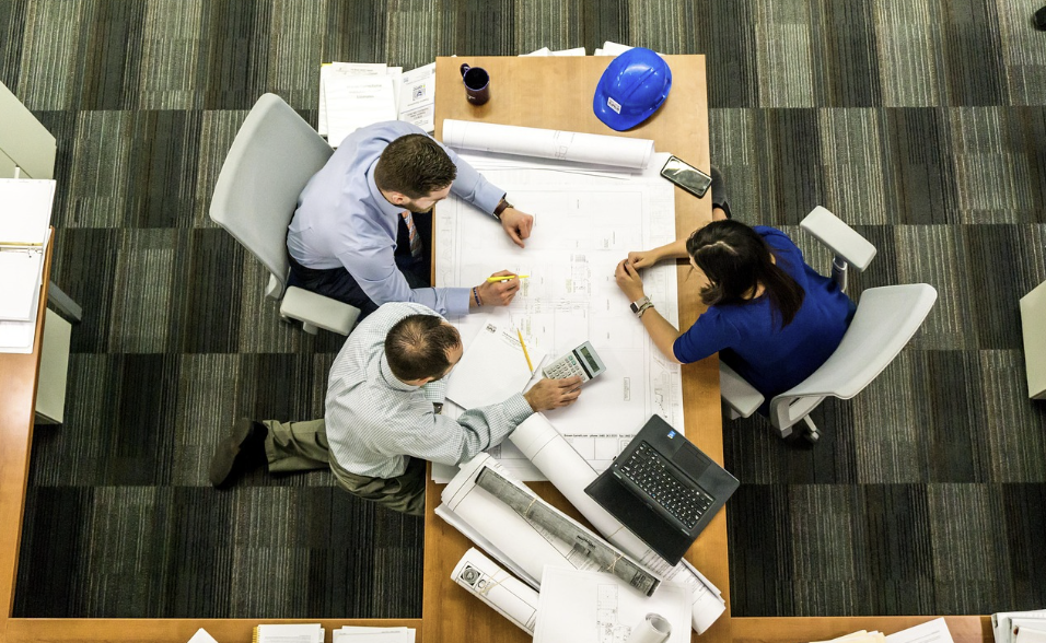 공격적인 사람과의 대화를 표현한 이미지