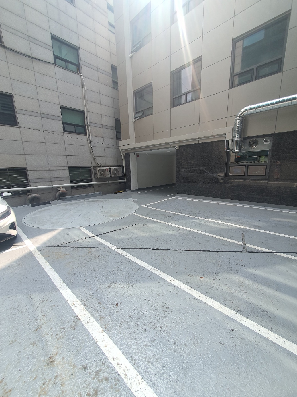 지상에는-3대-주차가-가능합니다.