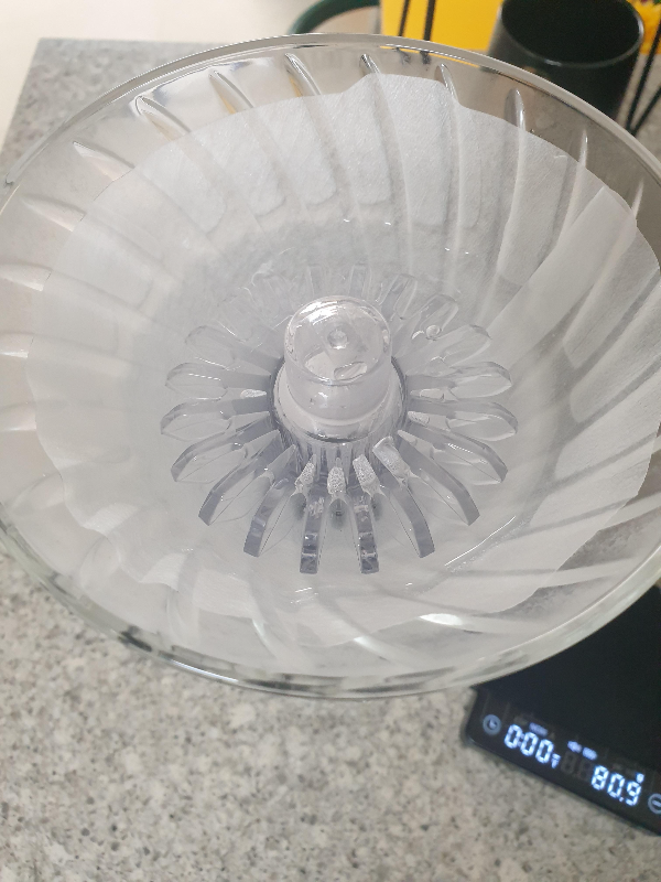 드리퍼 내에 린싱 도구와 물이 차있다.