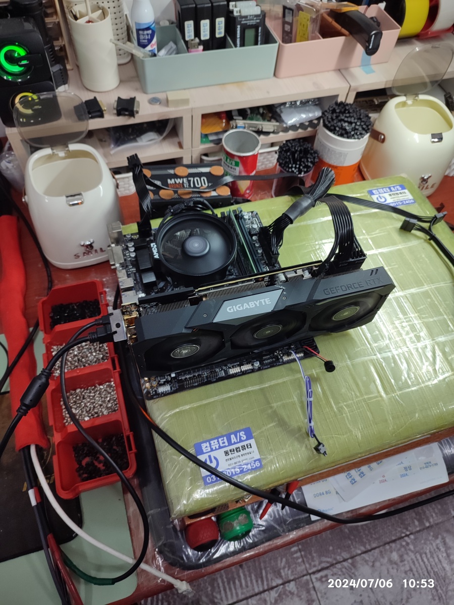 순차적으로 손님의 메모리와 그래픽카드를 장착해서 화면이 뜨는 걸 확인하고 있습니다.