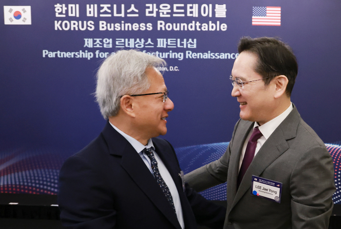 이재용 삼성전자 회장이 지난달 25일(현지시간) 미국 워싱턴DC 윌라드 호텔에서 열린 한미 비즈니스 라운드 테이블 리셉션에 참석해 젠슨 황 엔비디아 최고경영자(CEO)와 인사하고 있다.