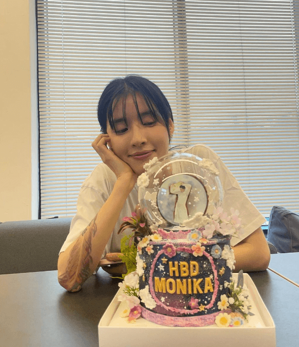 모니카가 생일 케익을 바라보고 있는 사진