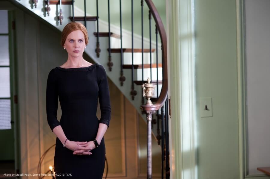 검은 옷을 입고 서 있는 이블린