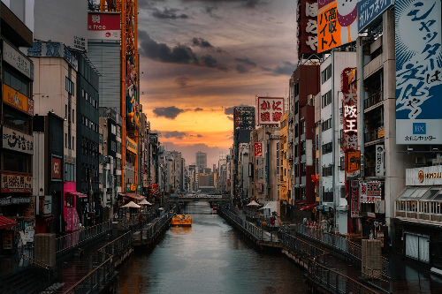 도톤보리 강에 유람선과 노을진 저녁 사진