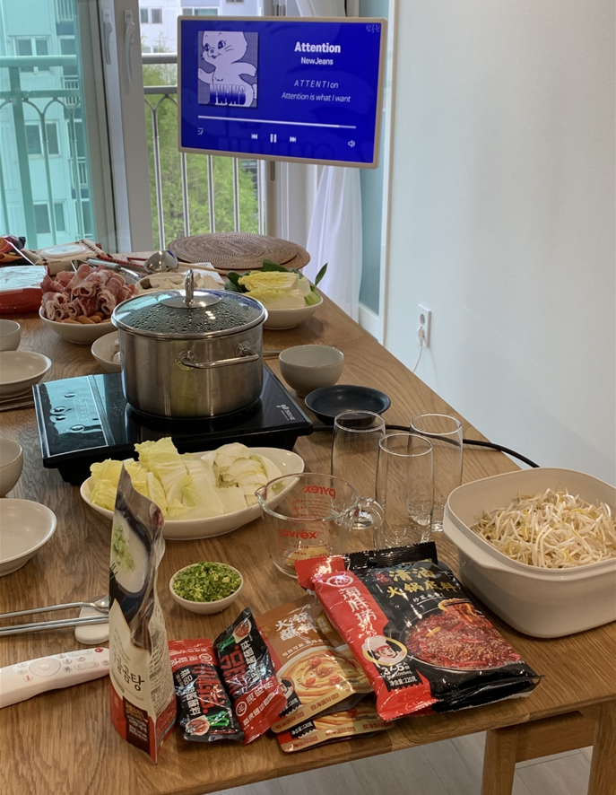 6인용-원목-테이블-훠궈-상차림