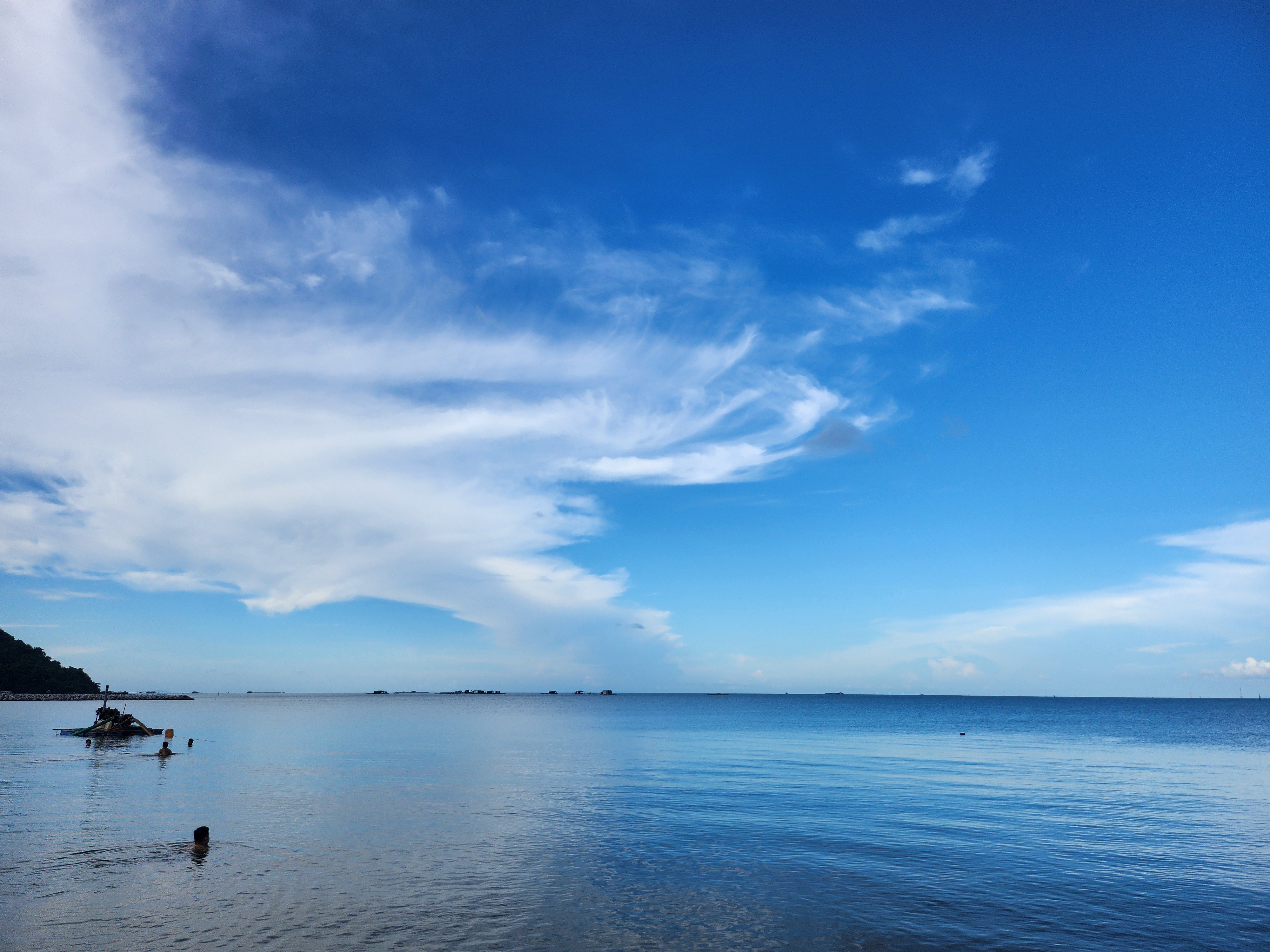 푸꾸옥 빈담 비치 해변과 맑은 하늘