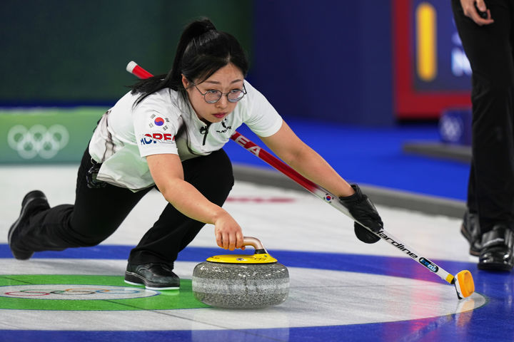 한국 컬링 믹스더블 대표팀의 김선영이 2026 동계올림픽 이탈리아 코르티나담페초의 코르니타 컬링 스타디움에서 열린 믹스더블 라운드로빈 1차전 스웨덴과의 경기에서 스톤을 던지고 있다.