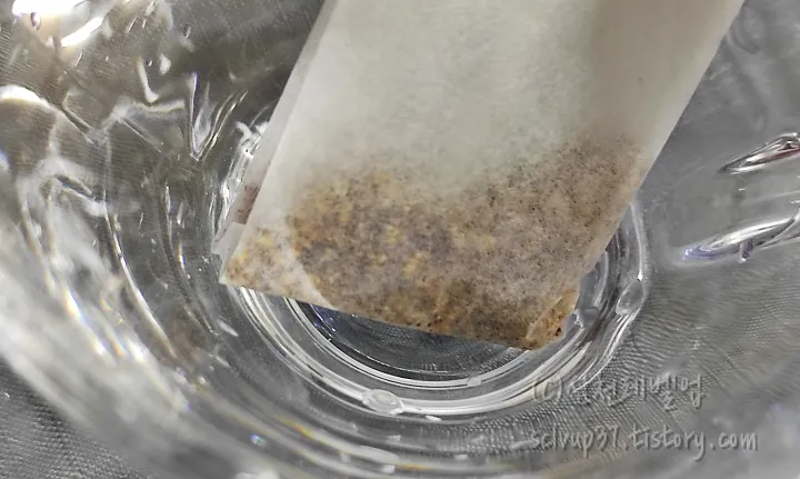 티백의 옥수수 보리 가루