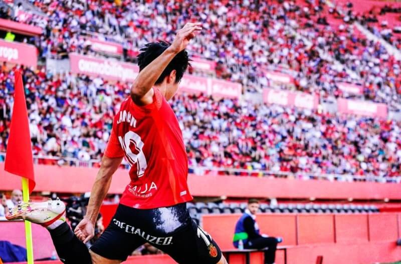 코너킥-차는-이강인-선수