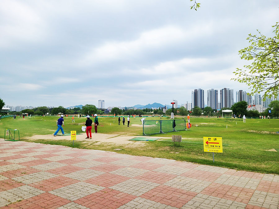 아산 이순신파크골프장. 충청남도 아산시 온천동 849 (곡교천시민체육공원 내)