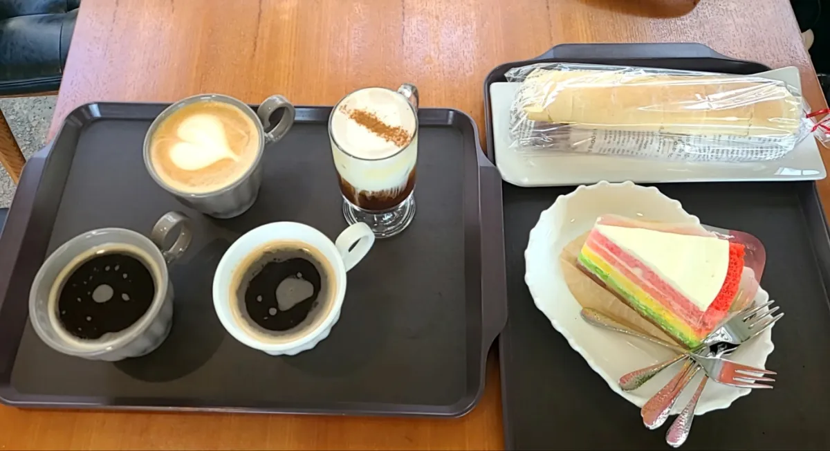 나무테이블위에-아메리카노2잔-라떼1잔-아인슈페너1잔-무지개케이크-앙버터브래드