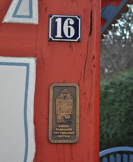 도시의 거리명과 건물 번호 표시