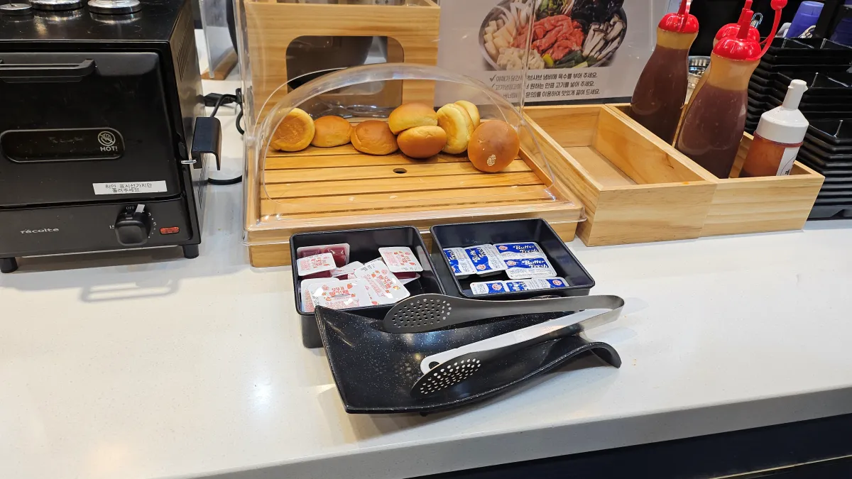 모닝빵과-버터-딸기쨈