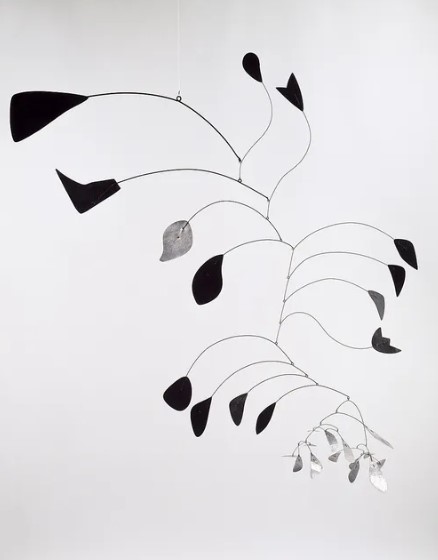 알렉산더 칼더의 'Arc of Petals' 작품 사진, 구겐하임 미술관 소장