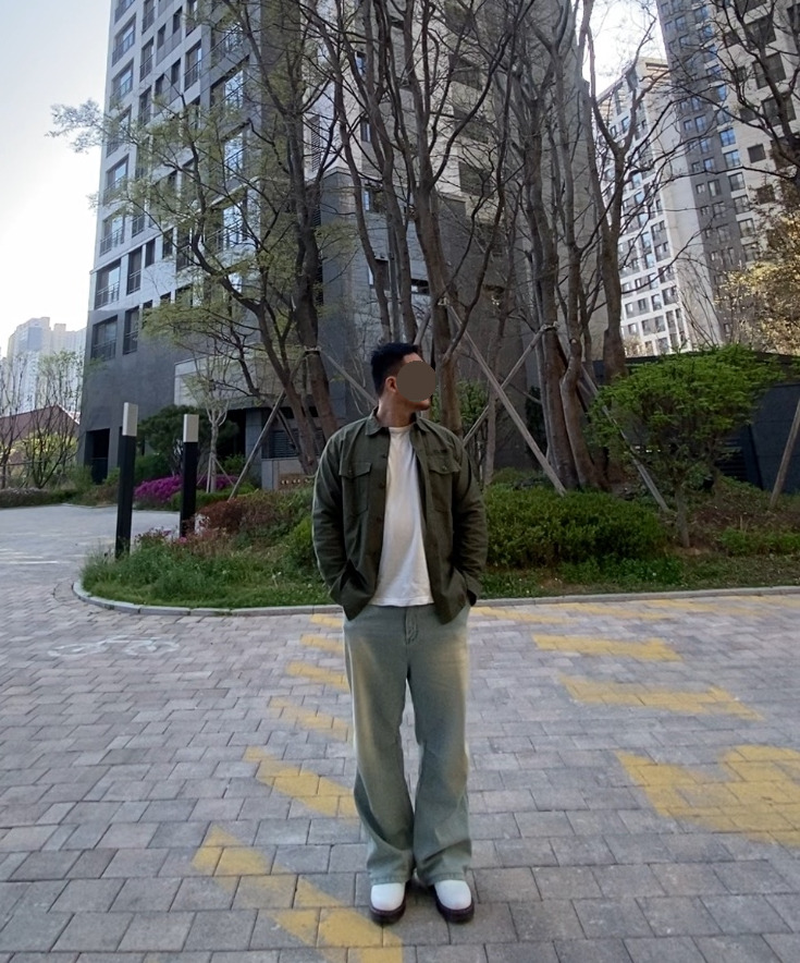 데일리룩('26. 4. 18.)브론슨 논스탁 OG-107 재킷, 무신사스탠다드 슬리브 티셔츠, 에러스익셉티드 와이드 연청 데님 팬츠 연청바지, 닥터마틴 1461 3홀 스무스 화이트