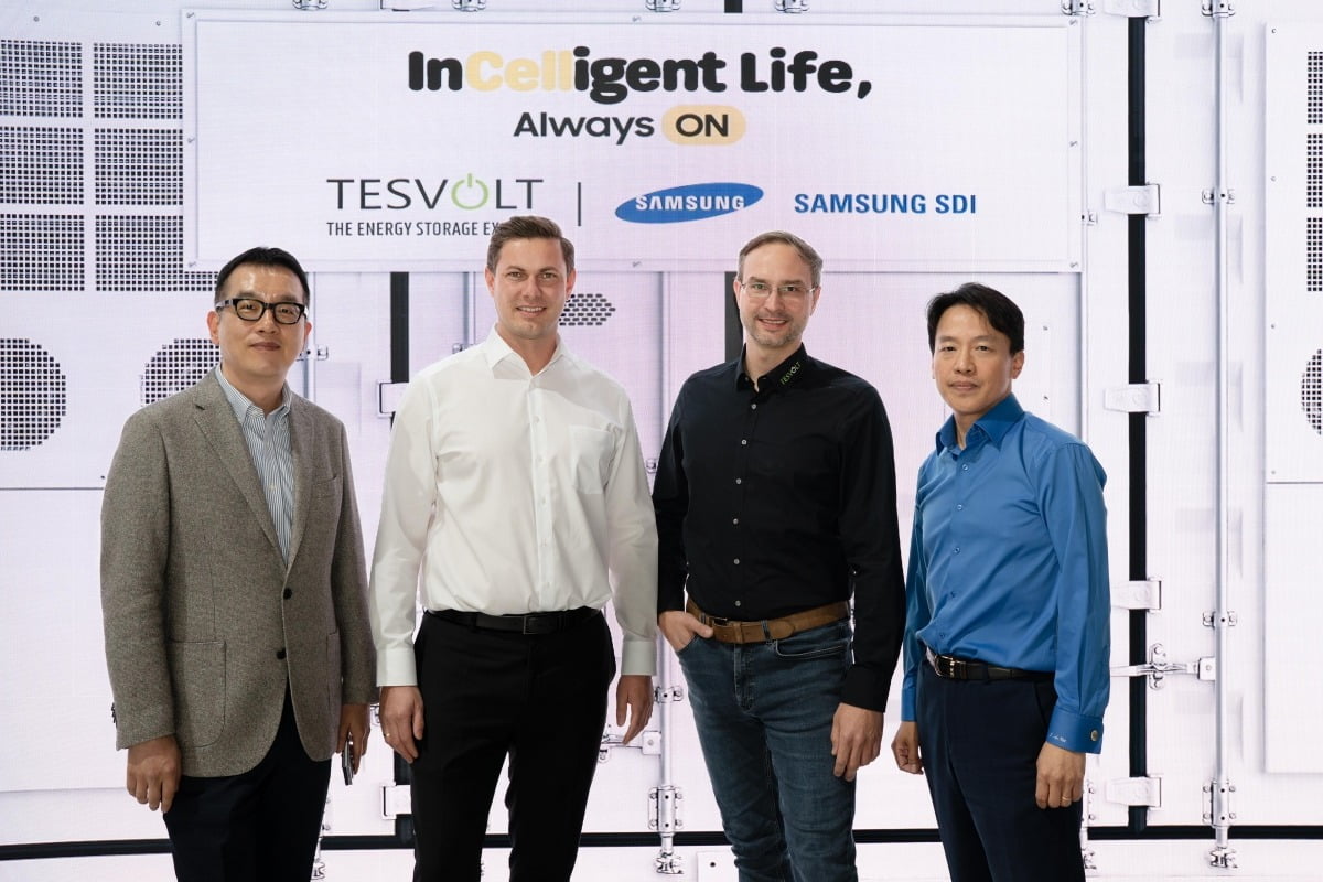 '인터배터리 유럽 2025' 삼성SDI 전시장에서 기념 사진을 찍는 삼성SDI와 테스볼트 관계자들. 왼쪽부터 삼성SDI ESS영업그룹장 김현욱 상무, 테스볼트 CTO 지몬 샨더르트, 테스볼트 CEO 다니엘 한네만, 삼성SDI 유럽법인 이종석 상무.